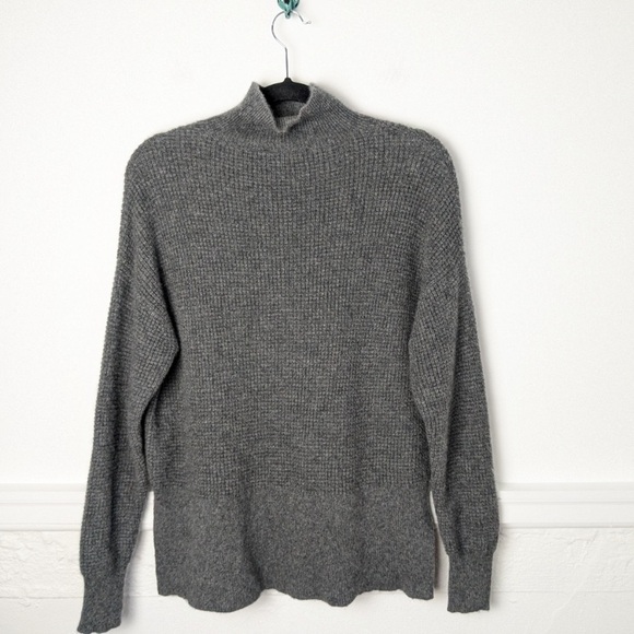 Everlane • Cashmere Stroopwafel Turtleneck Sweater - Picture 5 of 12